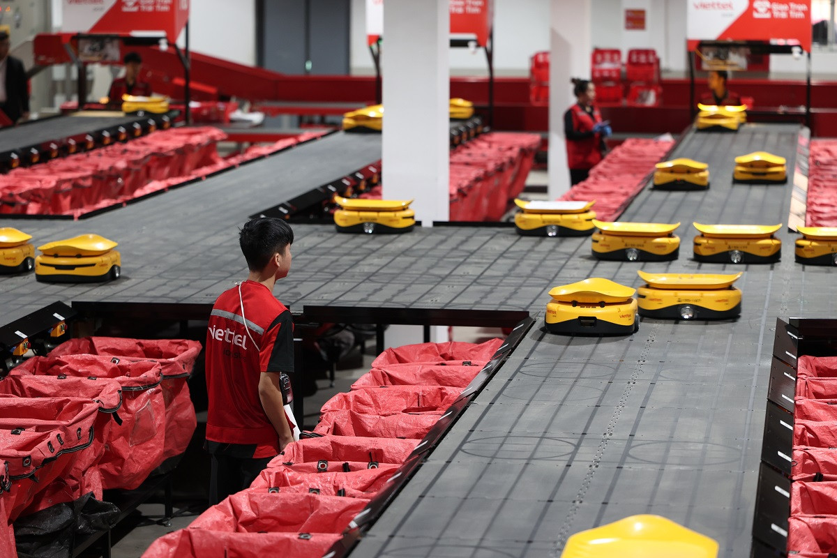 Hàng trăm robot được sử dụng ngày đêm tại Tổ hợp công nghệ chia chọn thông minh đặt tại khu công nghiệp Quang Minh (Mê Linh, Hà Nội). Đây là công nghệ robot hiện đại được nhiều đơn vị logistic lớn trên thế giới sử dụng.