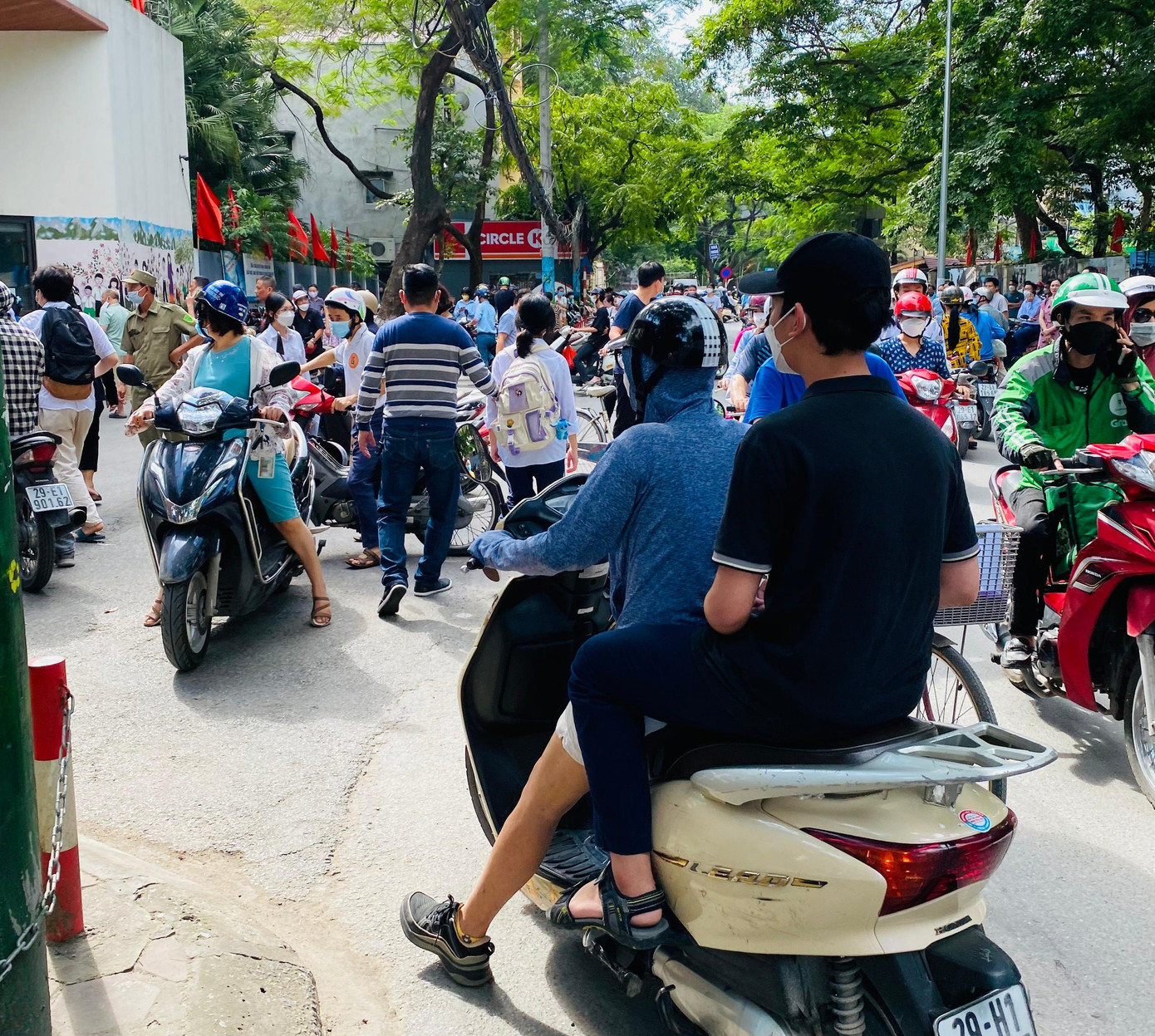 Có rất nhiều thí sinh không đội mũ bảo hiểm. Một phụ huynh cho biết: "Do đi vội nên quên". Trong khi phụ huynh khác chia sẻ: "Thường ngày chở con đi học, dù thuyết phục con cũng không chịu đội mũ". (ảnh: Hà Linh) Có rất nhiều thí sinh không đội mũ bảo hiểm. Một phụ huynh cho biết: "Do đi vội nên quên". Trong khi phụ huynh khác chia sẻ: "Thường ngày chở con đi học, dù thuyết phục con cũng không chịu đội mũ". (ảnh: Hà Linh)