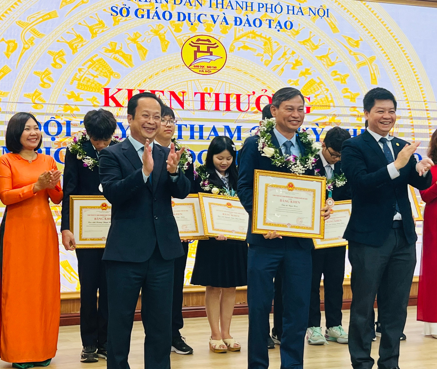 Lãnh đạo Sở GD&amp;ĐT Hà Nội trao Bằng khen cho thầy cô giáo.