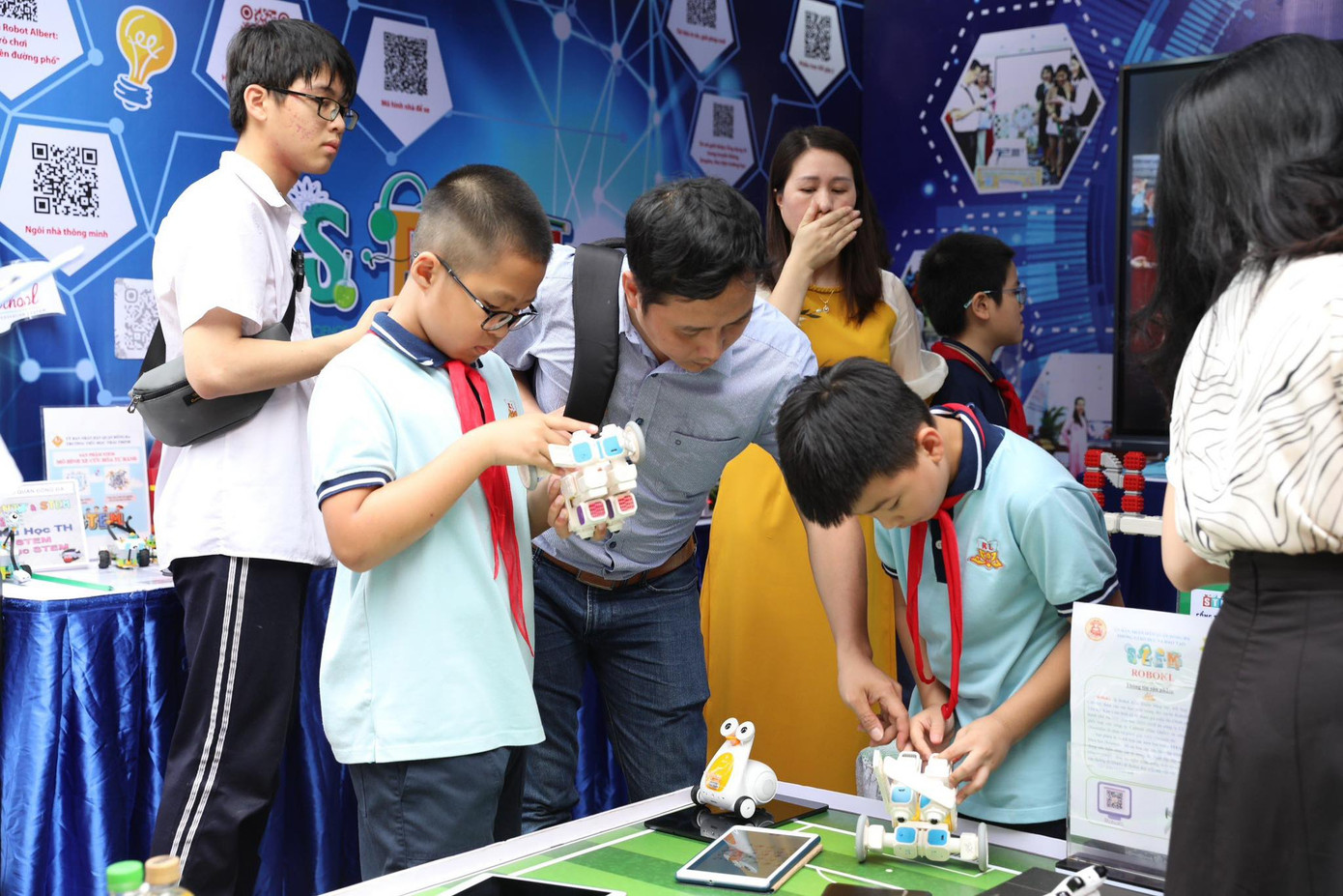 Tăng cường các hoạt động giáo dục kỹ năng sống cho học sinh. Tăng cường các hoạt động giáo dục kỹ năng sống cho học sinh.