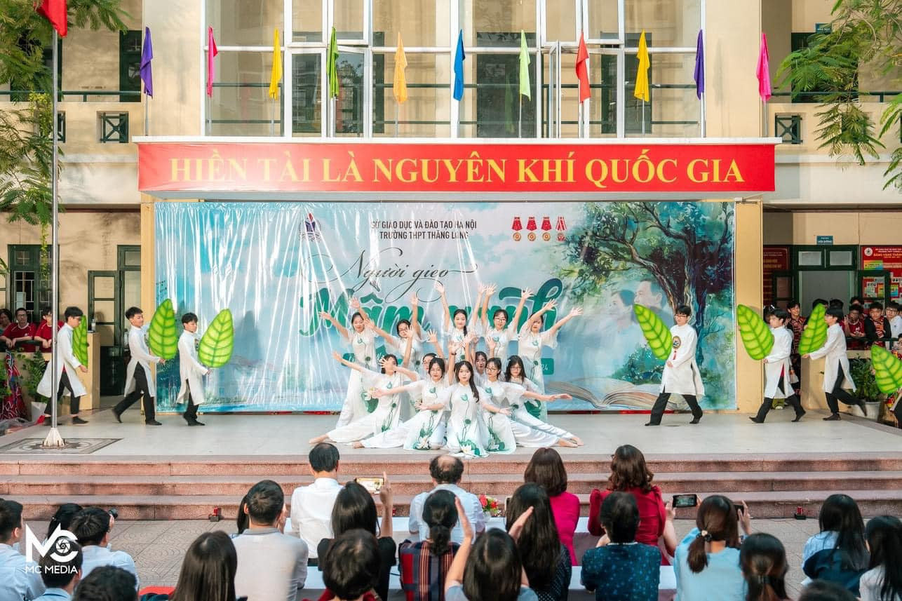 Một tiết mục văn nghệ của học sinh Trường THPT Thăng Long, quận Hai Bà Trưng (Hà Nội). Một tiết mục văn nghệ của học sinh Trường THPT Thăng Long, quận Hai Bà Trưng (Hà Nội).