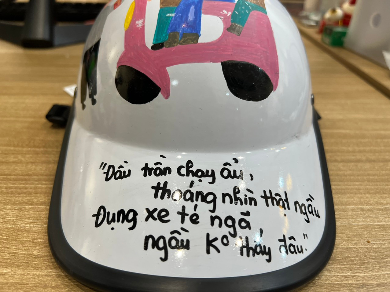 Học sinh thiết kế những mẫu mũ bảo hiểm với slogan: "Đầu trần chạy ẩu, thoáng nhìn thật ngầu. Đụng xe té ngã, ngầu không thấy đâu". Hay "Đội mũ bảo hiểm, về nhà bình an"; "Đội mũ lên"...