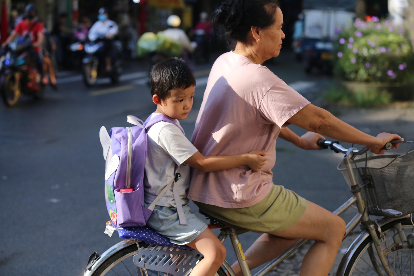 Học sinh lớp 1 này được bà đưa đến trường.