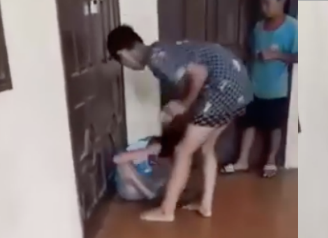 Trong thời gian nghỉ hè năm học 2022-2023 đến tháng 9/2023, em V.V.T.K, học lớp 7C Trường THCS Đại Đồng bị các bạn cùng trường đánh nhiều lần. (ảnh cắt từ video) Trong thời gian nghỉ hè năm học 2022-2023 đến tháng 9/2023, em V.V.T.K, học lớp 7C Trường THCS Đại Đồng bị các bạn cùng trường đánh nhiều lần. (ảnh cắt từ video)