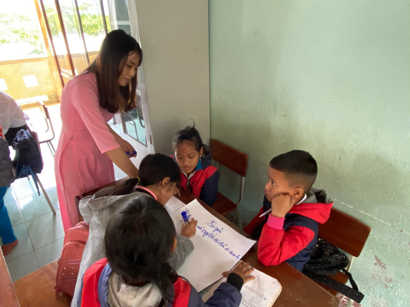 Yêu cầu đảm bảo đủ sách giáo khoa tiếng dân tộc thiểu số để đưa vào dạy học.