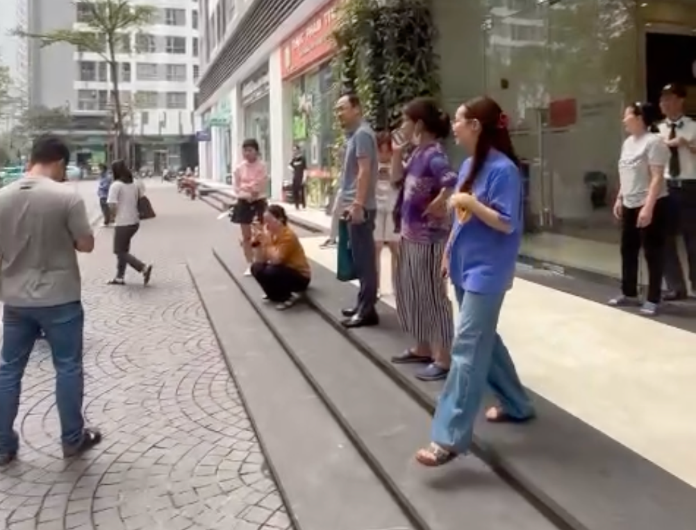 Người dân chạy ra xuống sảnh chung cư sau khi cảm nhận được rung chấn. Người dân chạy ra xuống sảnh chung cư sau khi cảm nhận được rung chấn.