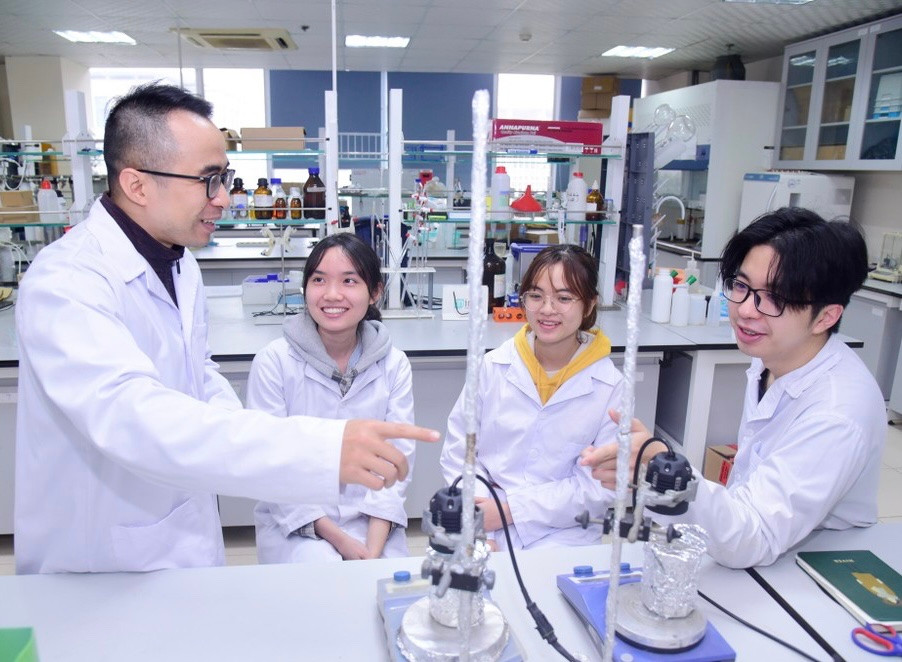 Dưới sự hướng dẫn của giảng viên trường USTH, học sinh được trải nghiệm phòng thí nghiệm hiện đại. Dưới sự hướng dẫn của giảng viên trường USTH, học sinh được trải nghiệm phòng thí nghiệm hiện đại.