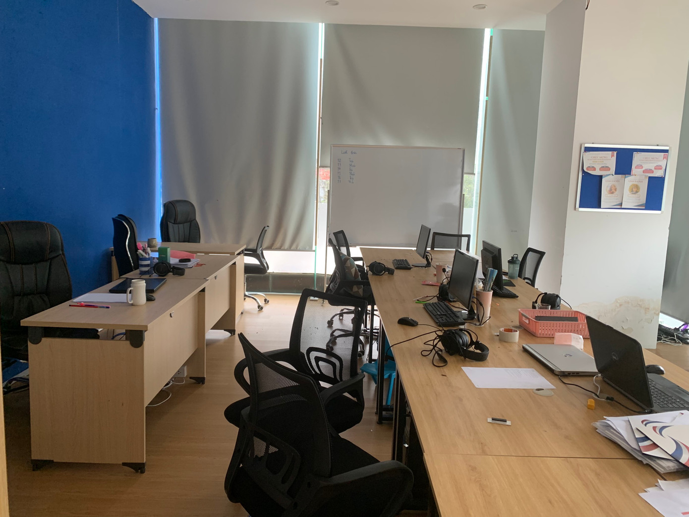 &quot;Trường thông báo cho học sinh nghỉ học để tổng vệ sinh trường lớp nhưng khi phụ huynh đến thấy các phòng đều đóng cửa, không có nhân viên làm việc&quot;, chị Q nói.