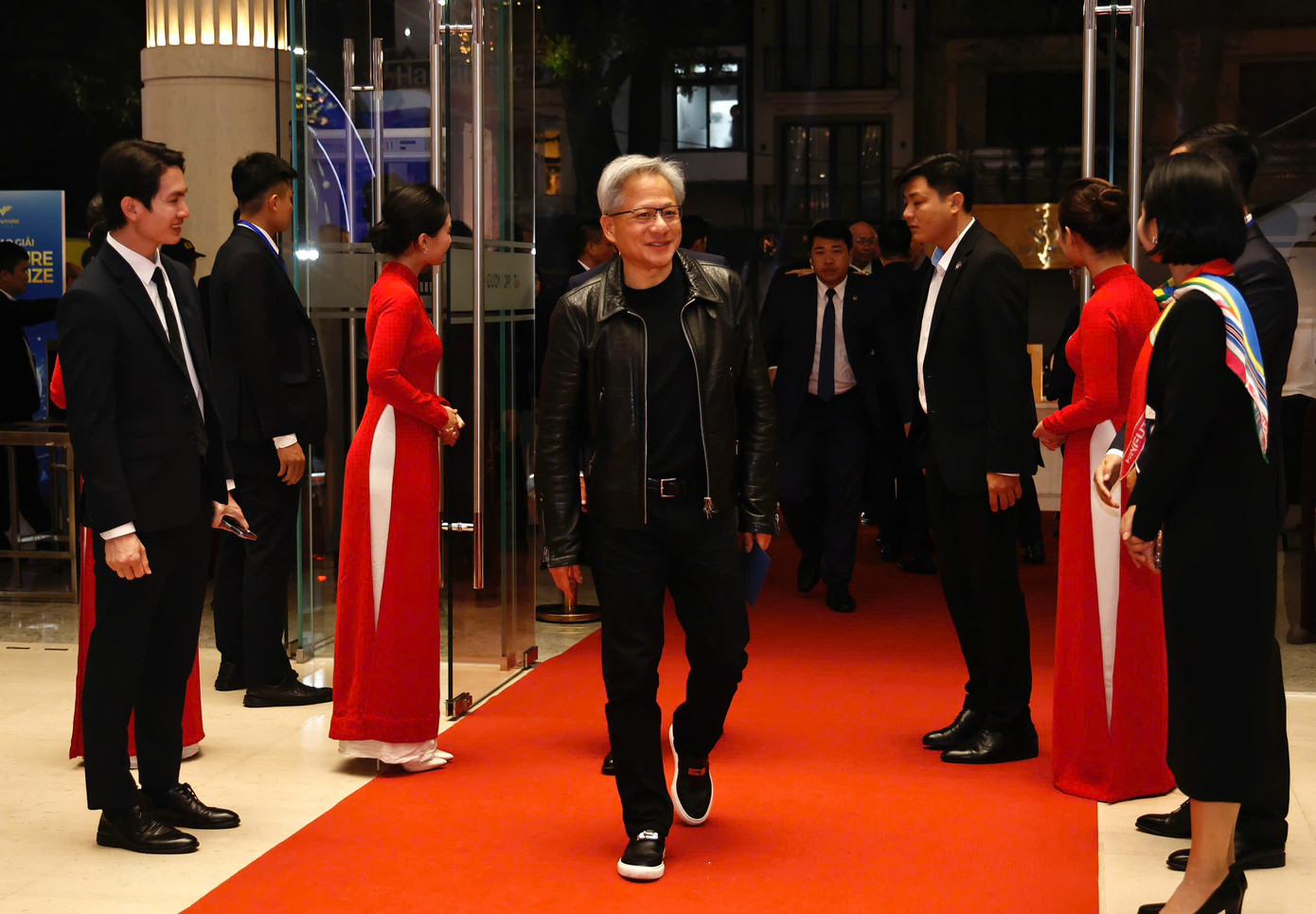 Khoảng gần 20h, vị tỷ phú nổi tiếng xuất hiện tại Nhà hát Hồ Gươm, Hà Nội, nơi diễn ra Lễ trao giải VinFuture 2024. Sự xuất hiện của vị tỷ phú gây chú ý với quan khách. Ông giữ phong cách ăn mặc quen thuộc thường thấy.