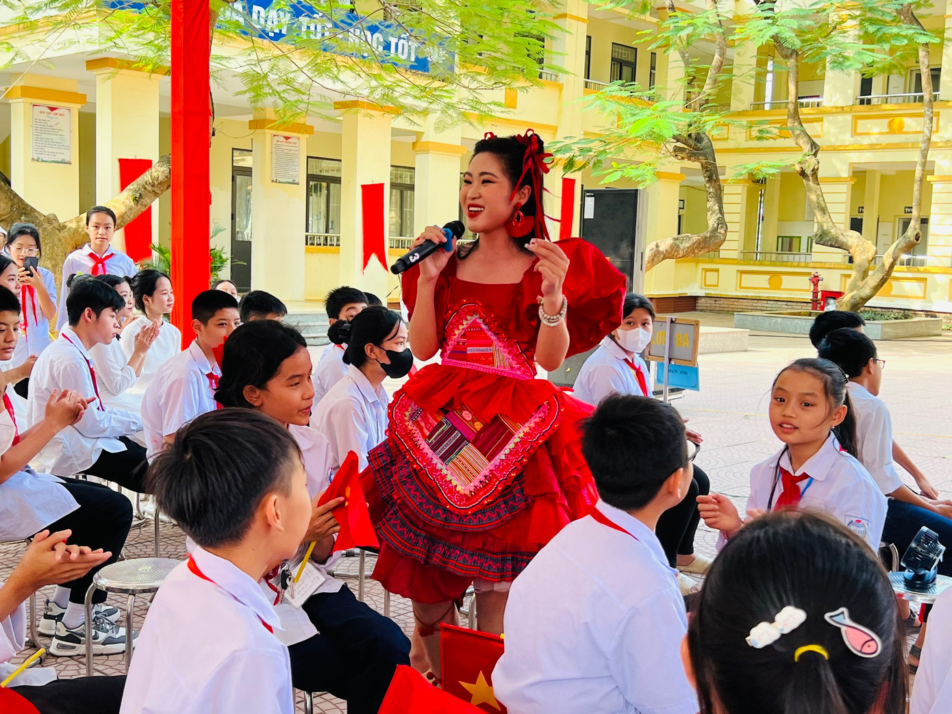 Ca sĩ Hà Myo hát, giao lưu với học sinh trong buổi lễ. Ca sĩ Hà Myo hát, giao lưu với học sinh trong buổi lễ.