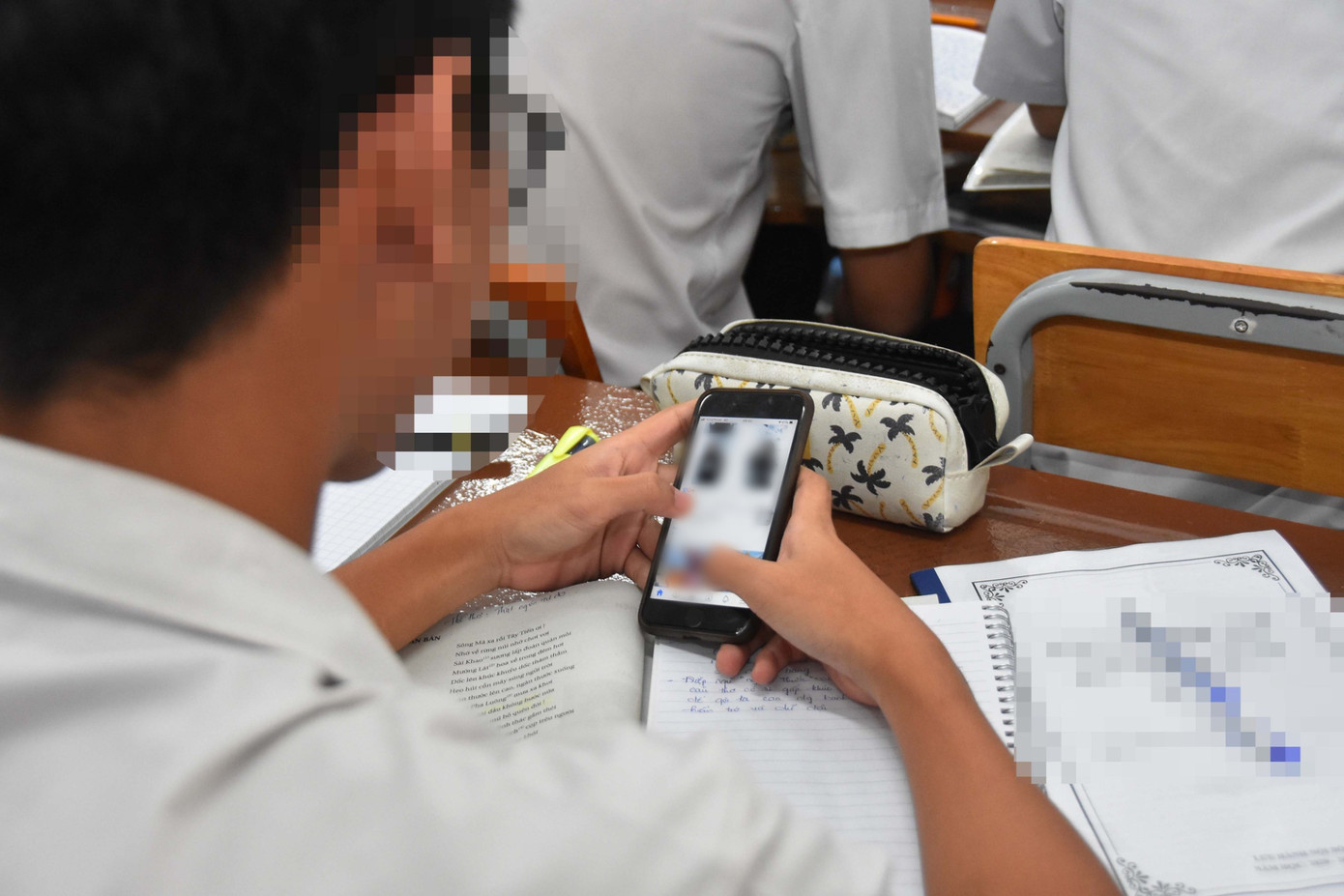 Thí sinh mang điện thoại vào phòng thi sẽ bị lập biên bản, đình chỉ thi theo quy định. (ảnh: minh hoạ)