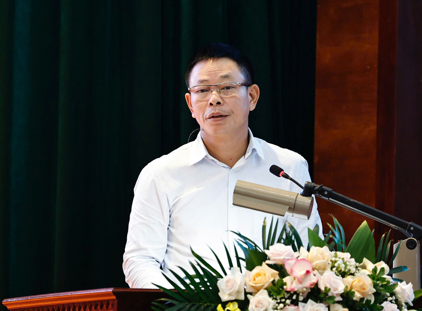 Nhà báo Phùng Công Sưởng chia sẻ tại Hội nghị. Ảnh: Như Ý.