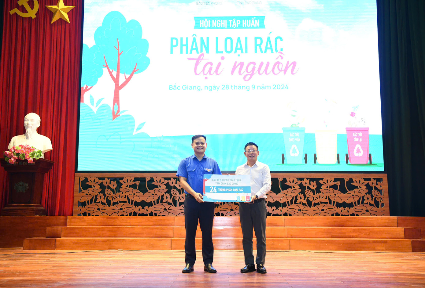 Báo Tiền Phong trao tặng Tỉnh đoàn Bắc Giang 24 thùng rác để thí điểm phân loại tại nguồn theo quy định mới.