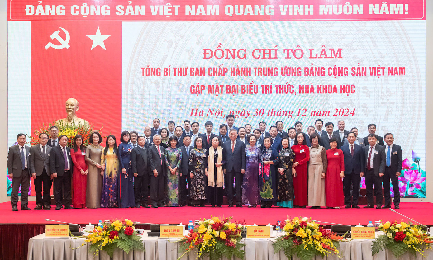 Tổng Bí thư chụp ảnh cùng một số đại biểu trí thức, nhà khoa học tại Hội nghị sáng 30/12. Ảnh: Nghĩa Đức.