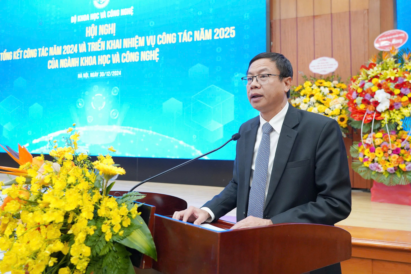 Thứ trưởng Bộ Khoa học và Công nghệ Lê Xuân Định chia sẻ thông tin tại Hội nghị.