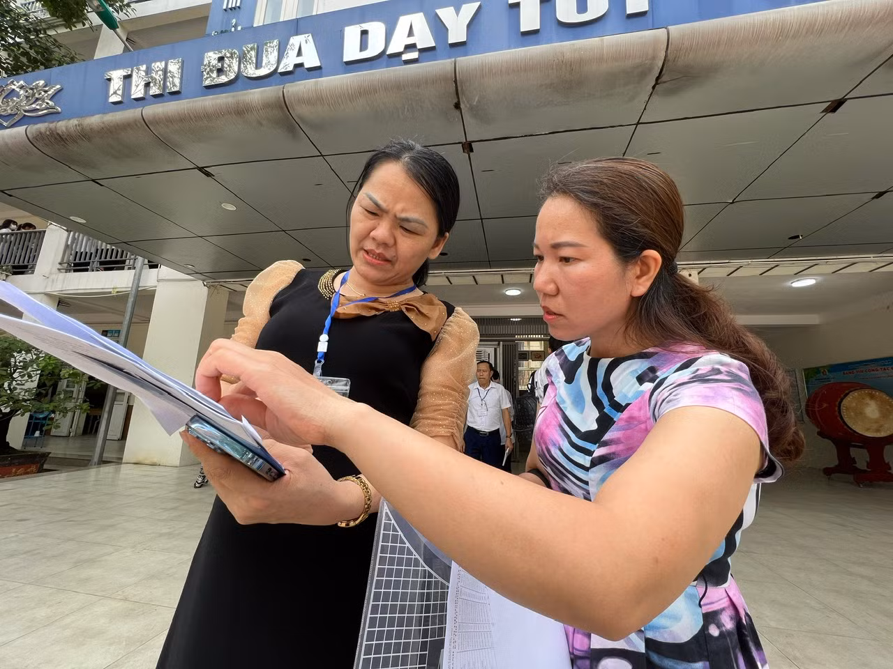 Mẹ của thí sinh N.Đ đến điểm thi trao đổi tình hình sức khoẻ của con cần được sự hỗ trợ đặc biệt trong suốt những ngày thi với lãnh đạo điểm thi.