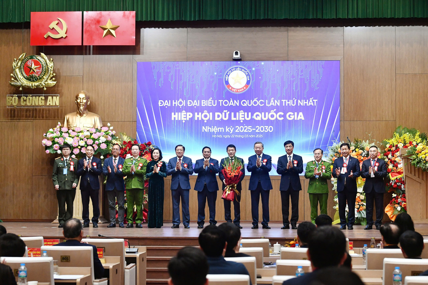 Tổng Bí thư Tô Lâm và Thủ tướng Chính phủ Phạm Minh Chính tặng hoa chúc mừng Ban Thường vụ Hiệp hội Dữ liệu Quốc gia nhiệm kỳ 2025-2030.