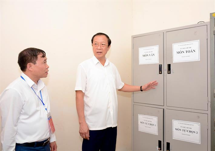 Thứ trưởng Bộ GD&amp;ĐT Phạm Ngọc Thưởng kiểm tra tủ đựng đề thi, bài thi tại Bắc Ninh.