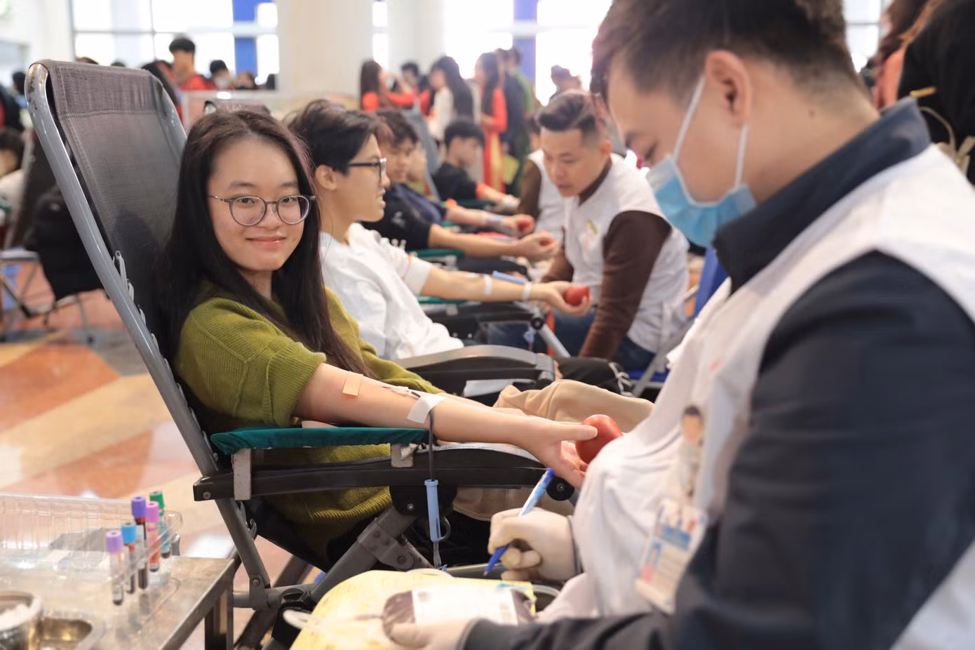 Sinh viên tham gia hiến máu tại chương trình.