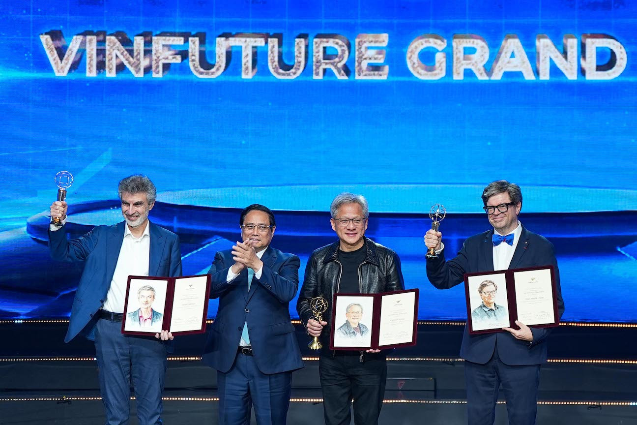 Tỷ phú Jensen Huang cùng hai nhà khoa học nhận Giải thưởng Chính VinFuture năm 2024. Hai nhà khoa học khác vắng mặt vì lý do riêng.