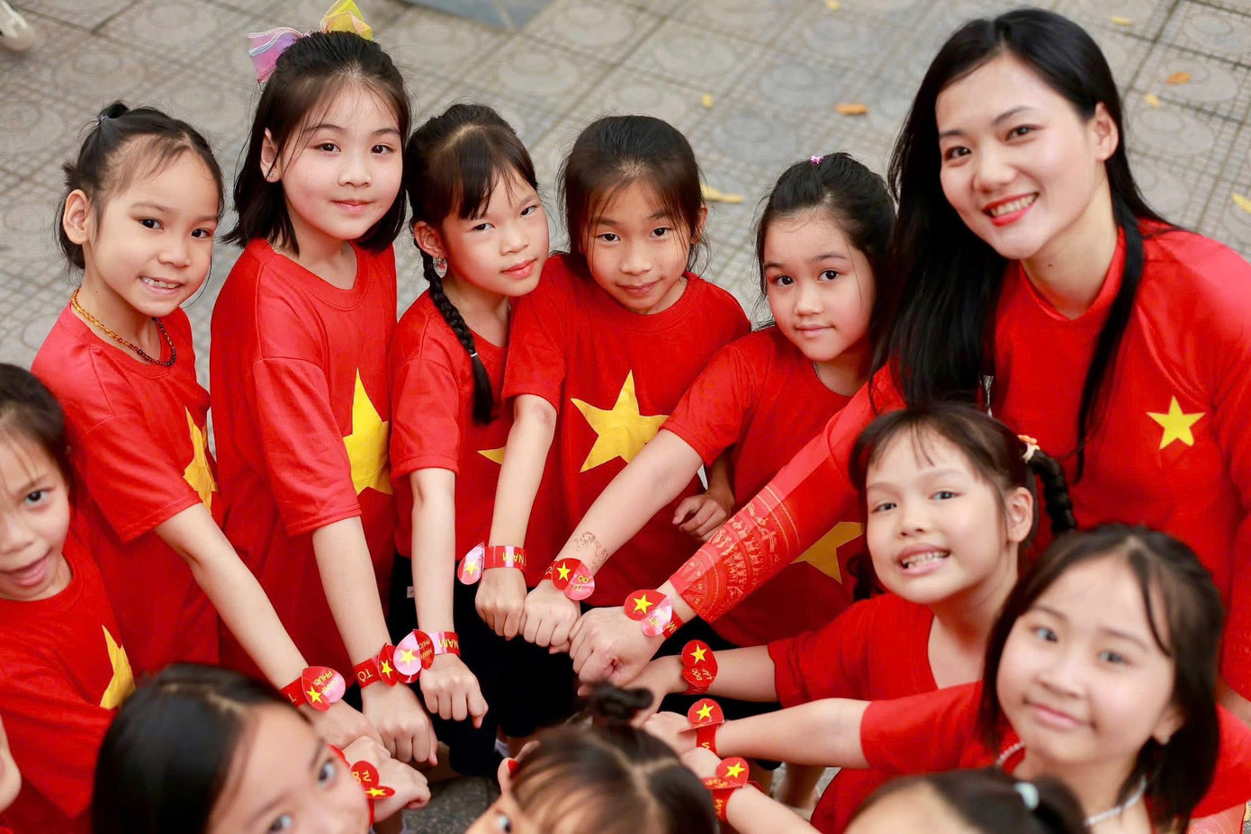 Cô trò hân hoan tổ chức các hoạt động chào mừng ngày "Non sông liền một dải". Cô trò hân hoan tổ chức các hoạt động chào mừng ngày "Non sông liền một dải".