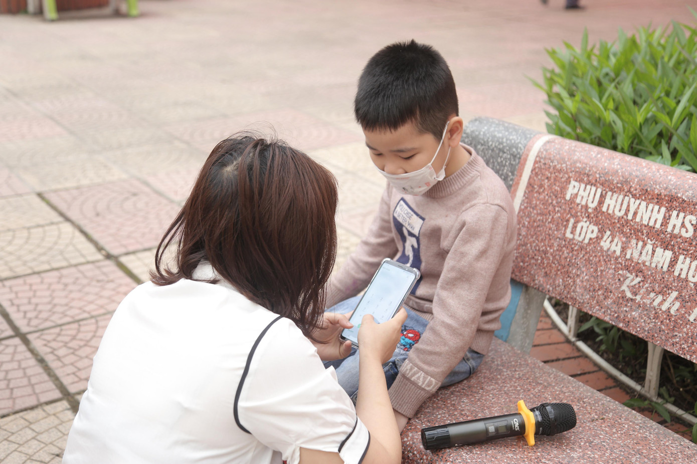 Cô giáo Trường tiểu học Trung Văn liên lạc với phụ huynh đến đón con về đúng trường. Cô giáo Trường tiểu học Trung Văn liên lạc với phụ huynh đến đón con về đúng trường.