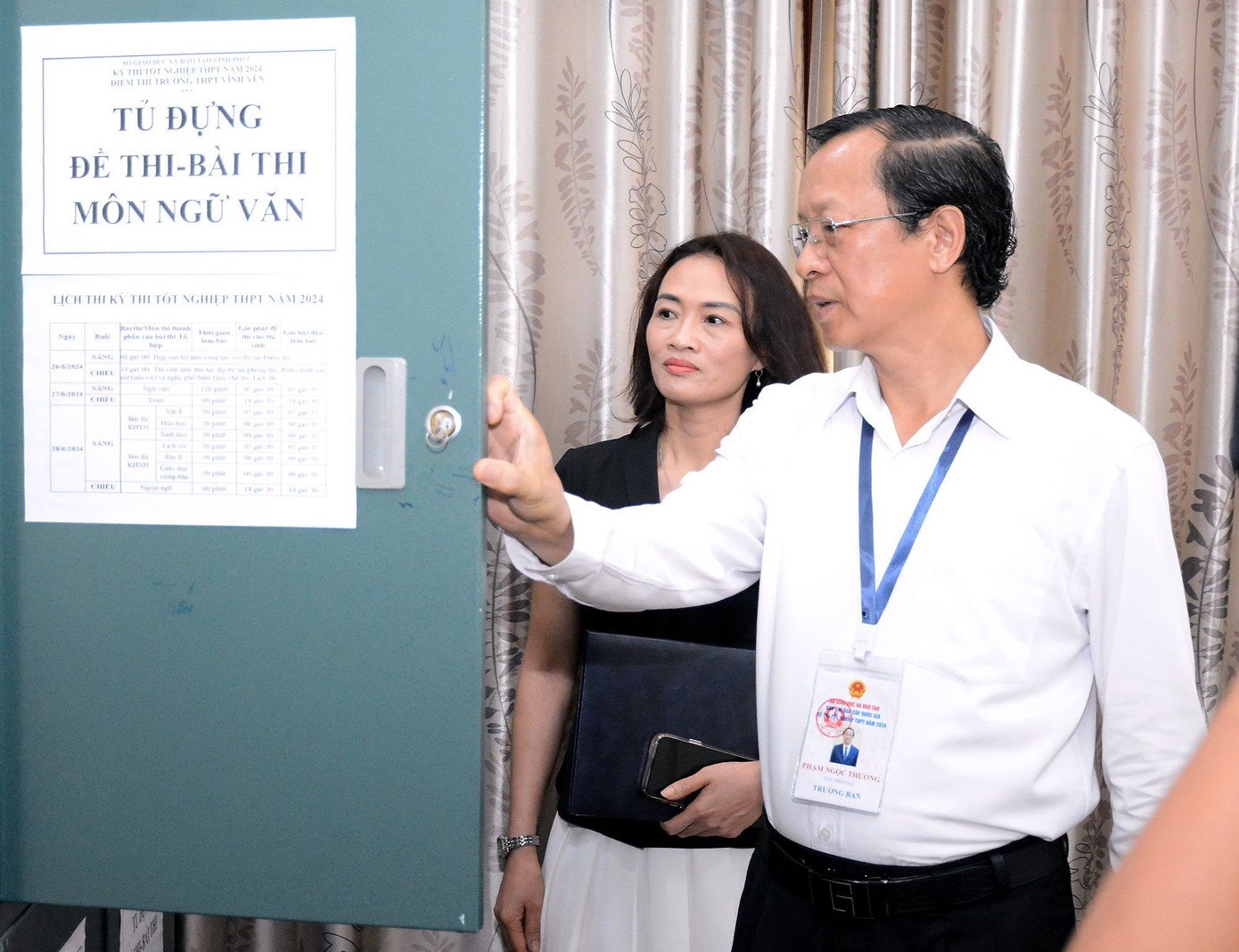 Ông Thưởng kiểm tra tủ đựng đề thi, bài thi.