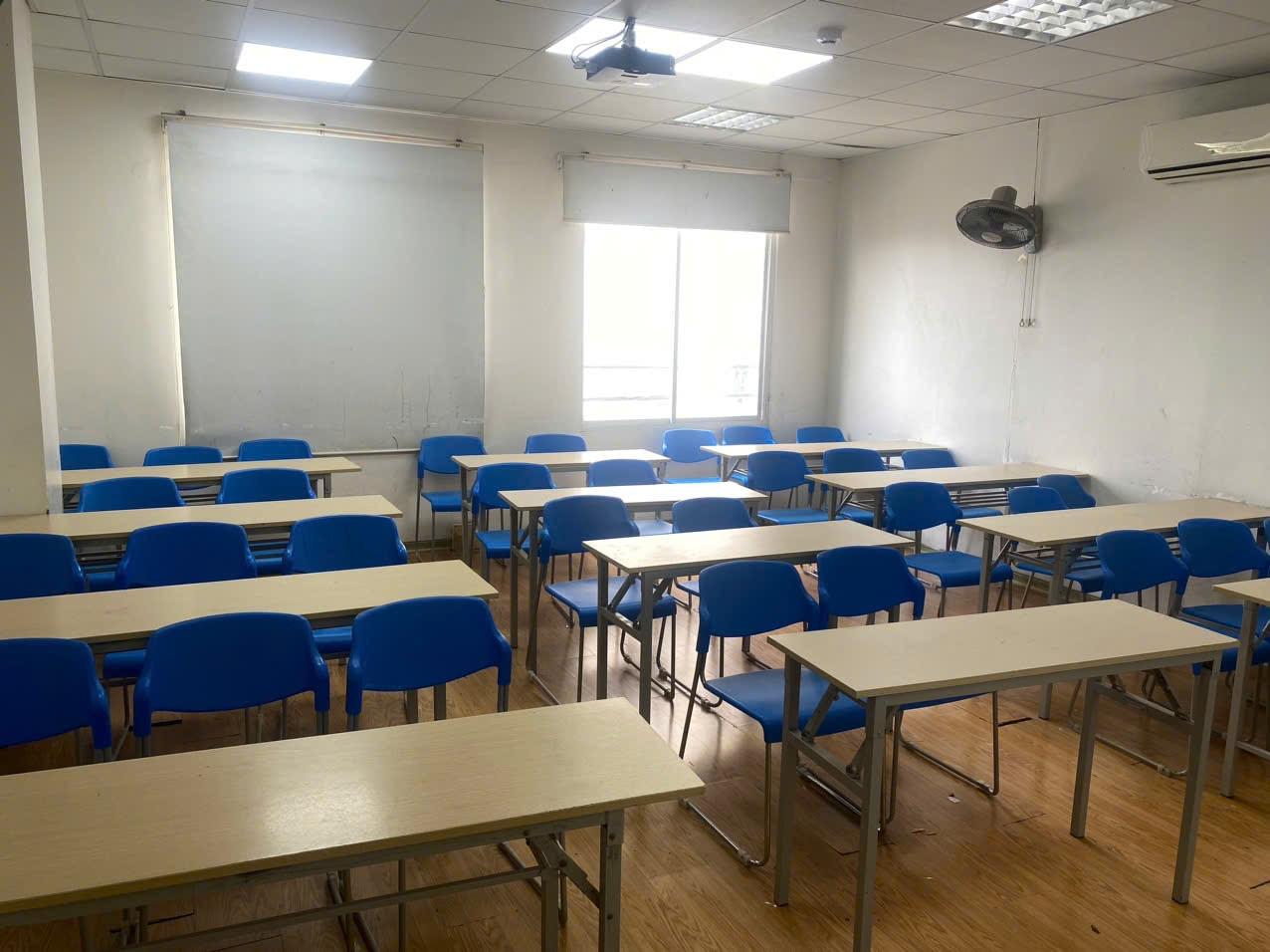 Thời điểm đoàn kiểm tra, các lớp học đóng cửa, bàn ghế trống trơn.