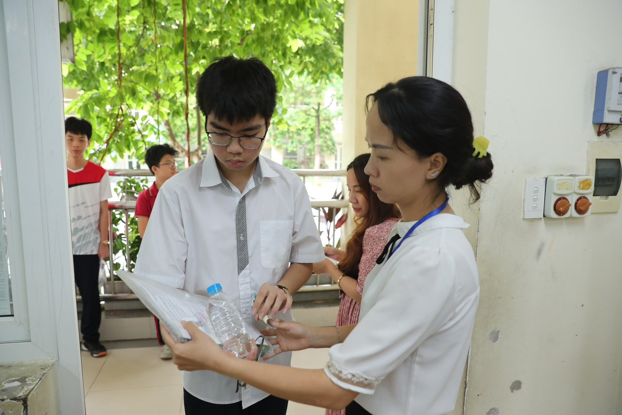 Kỳ thi tuyển sinh lớp 10 Hà Nội diễn ra từ ngày 6-7/6, thí sinh thi các môn chuyên thi từ ngày 8/6. Kỳ thi tuyển sinh lớp 10 Hà Nội diễn ra từ ngày 6-7/6, thí sinh thi các môn chuyên thi từ ngày 8/6.