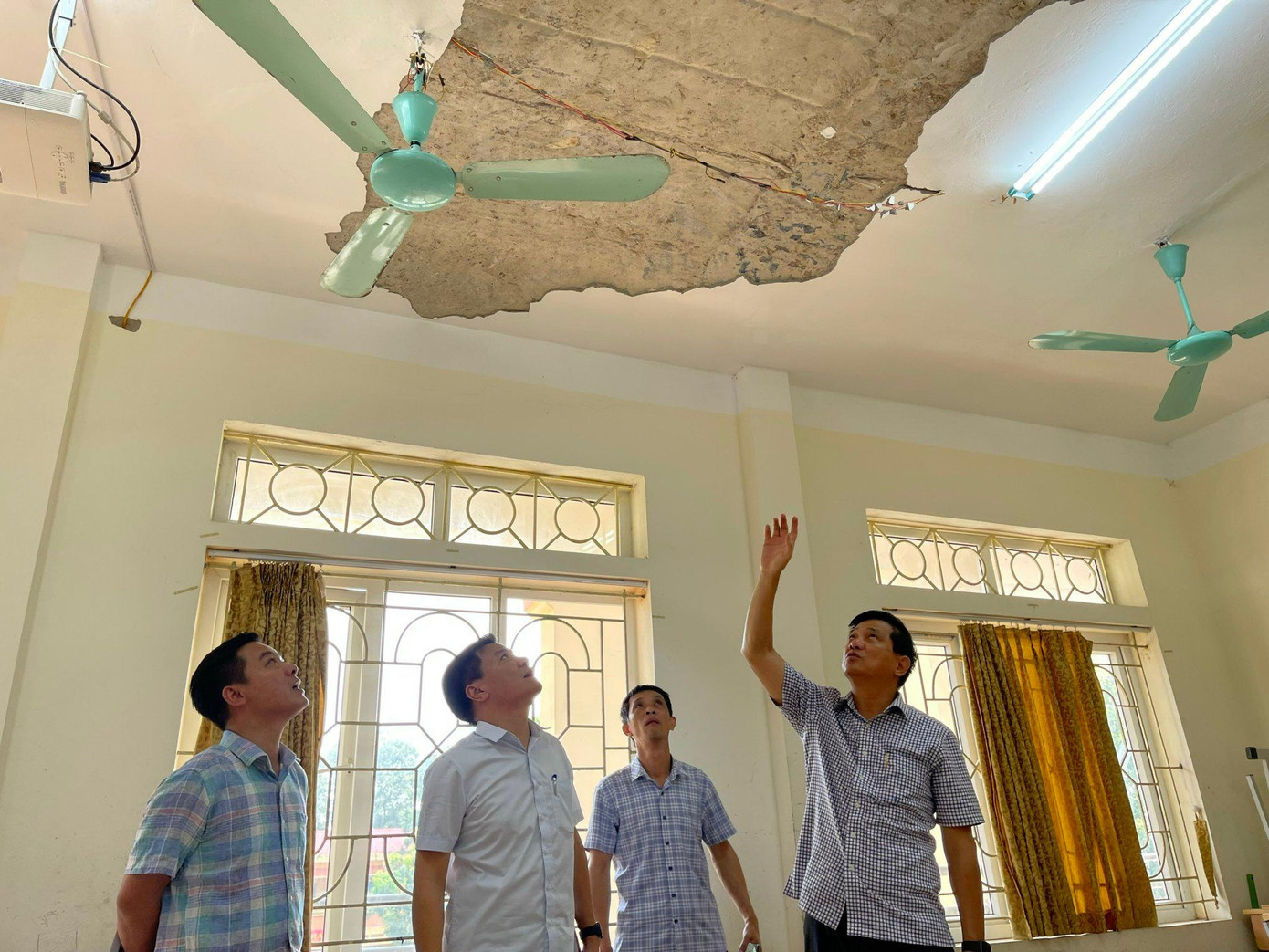 Sau khi xảy ra sự cố, sáng 7/9, đoàn kiểm tra của Sở GD&ĐT Hà Nội đã đến kiểm tra cơ sở vật chất của trường. (ảnh: X.T) Sau khi xảy ra sự cố, sáng 7/9, đoàn kiểm tra của Sở GD&ĐT Hà Nội đã đến kiểm tra cơ sở vật chất của trường. (ảnh: X.T)