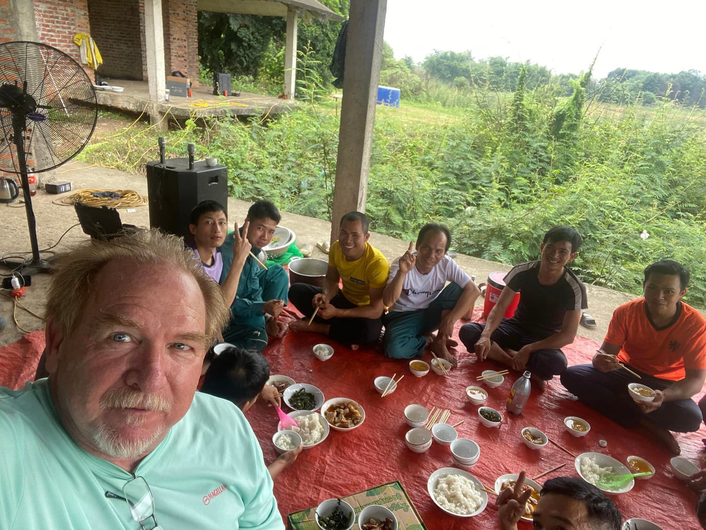 Chuyên gia nước ngoài cùng cán bộ bảo tồn và ngư dân địa phương tham gia tìm kiếm rùa Hoàn Kiếm những ngày qua.