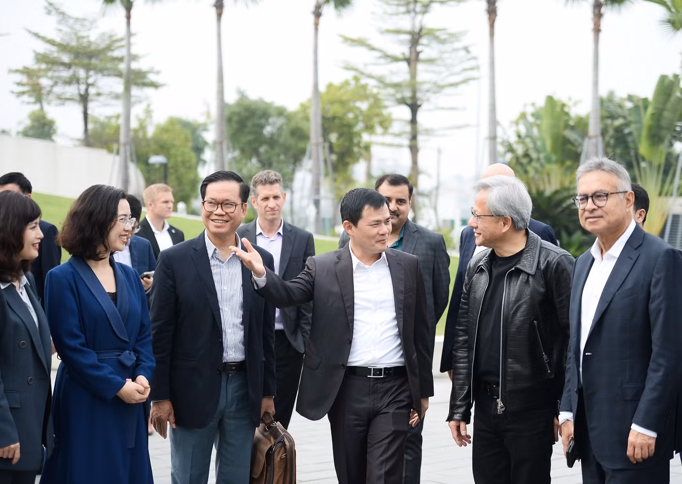 Ông Jensen Huang, Chủ tịch kiêm Giám đốc điều hành Tập đoàn sản xuất chip lớn nhất thế giới NVIDIA và ông Tào Đức Thắng, Chủ tịch - Tổng Giám đốc Tập Đoàn Viettel vừa có buổi làm việc về trí tuệ nhân tạo.