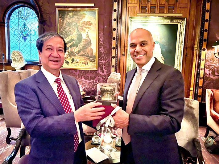 Bộ trưởng Bộ GD&ĐT Nguyễn Kim Sơn và ông Amit Sevak, Chủ tịch Viện Khảo thí Hoa Kỳ. Bộ trưởng Bộ GD&ĐT Nguyễn Kim Sơn và ông Amit Sevak, Chủ tịch Viện Khảo thí Hoa Kỳ.