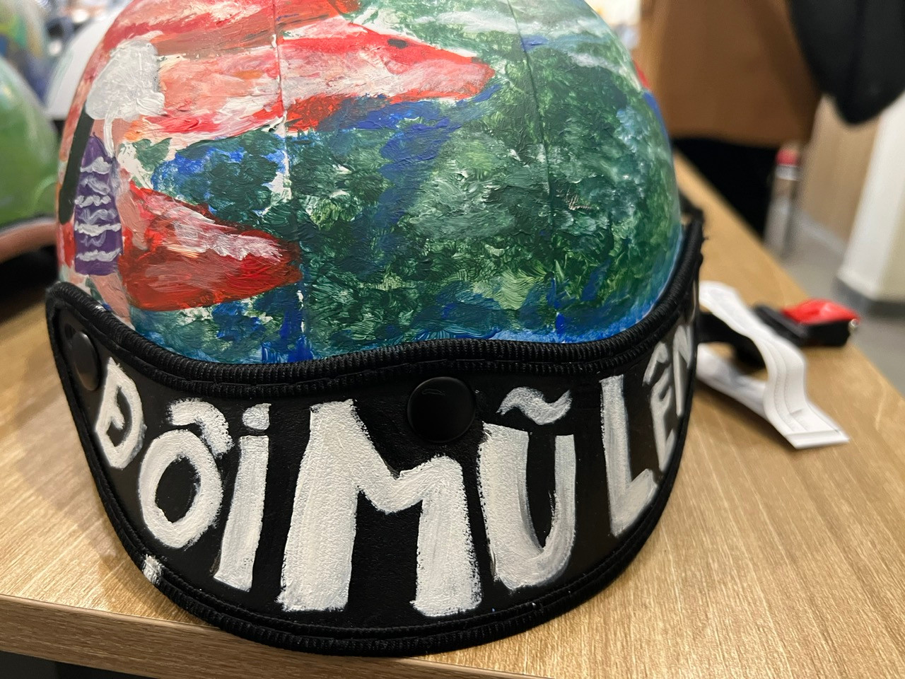 Học sinh thiết kế những mẫu mũ bảo hiểm với slogan: "Đầu trần chạy ẩu, thoáng nhìn thật ngầu. Đụng xe té ngã, ngầu không thấy đâu". Hay "Đội mũ bảo hiểm, về nhà bình an"; "Đội mũ lên"...