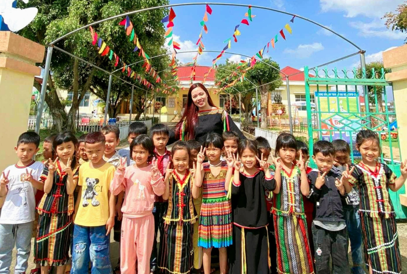 Kỷ niệm đáng nhớ với cô Huyền đó là những ngày lễ, học sinh mang đến tặng cô cục xà bông, hay những chiếc bánh mẹ gói đêm hôm trước