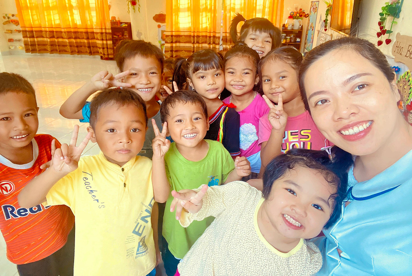Cô Huyền chụp ảnh cùng trẻ mầm non, Trường Mầm non thị trấn Hai Riêng.