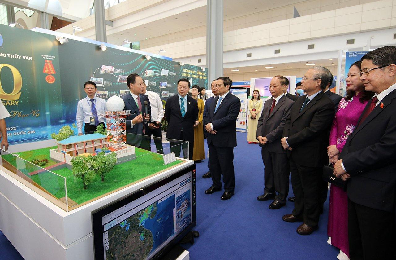 Thủ tướng Chính phủ Phạm Minh Chính cùng các đại biểu tham quan mô hình radar dự báo thời tiết tại Triển lãm kỷ niệm 20 năm thành lập Bộ Tài nguyên và Môi trường.