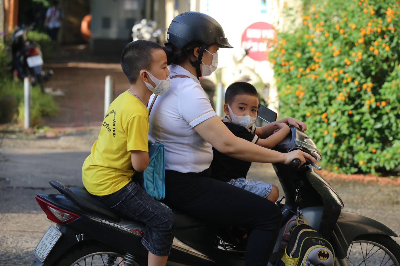 Học sinh đến trường cần có sự giám sát của người thân.