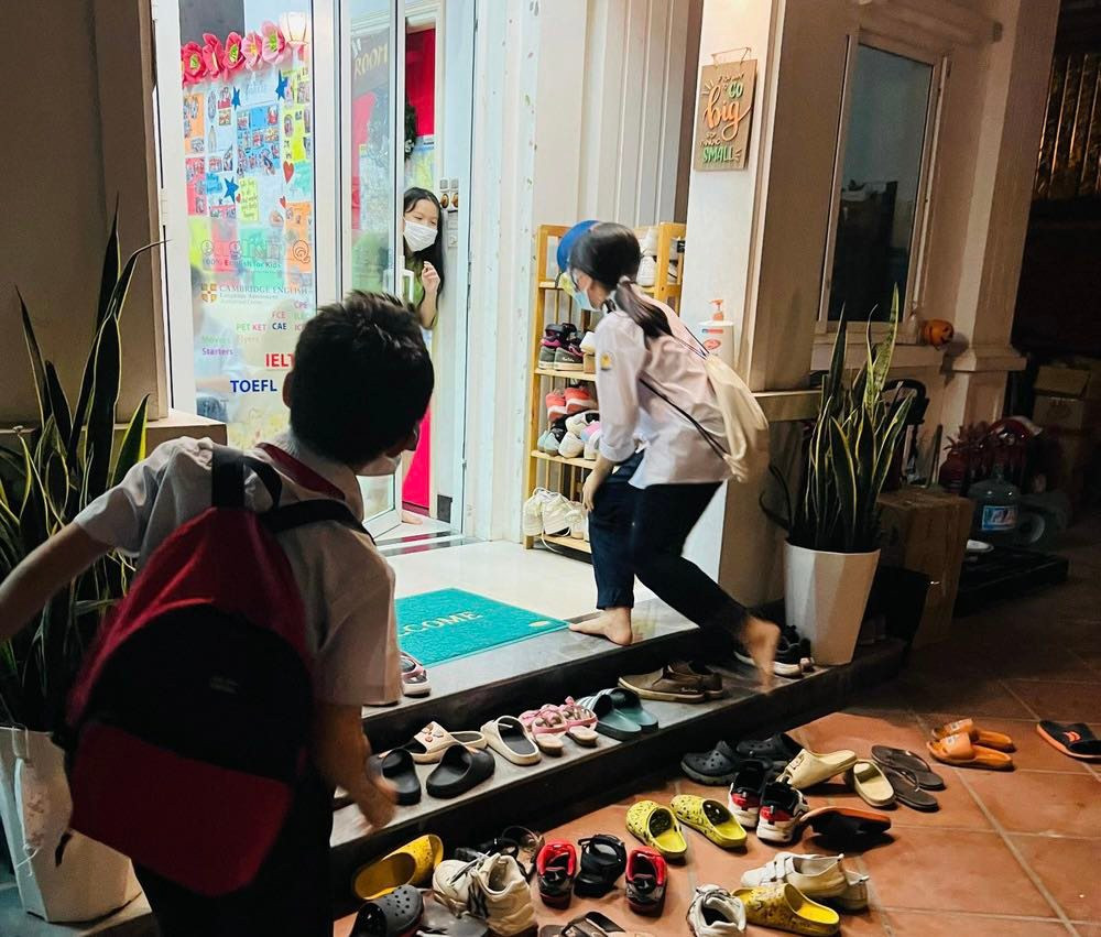 Học sinh hối hả đến một trung tâm học thêm sau một ngày học tập ở trường. Học sinh hối hả đến một trung tâm học thêm sau một ngày học tập ở trường.