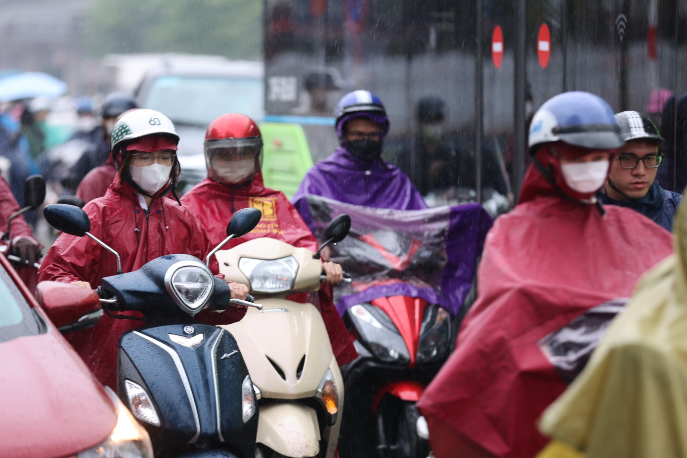 Hà Nội tiếp tục đón mưa dông trong sáng nay (29/9).