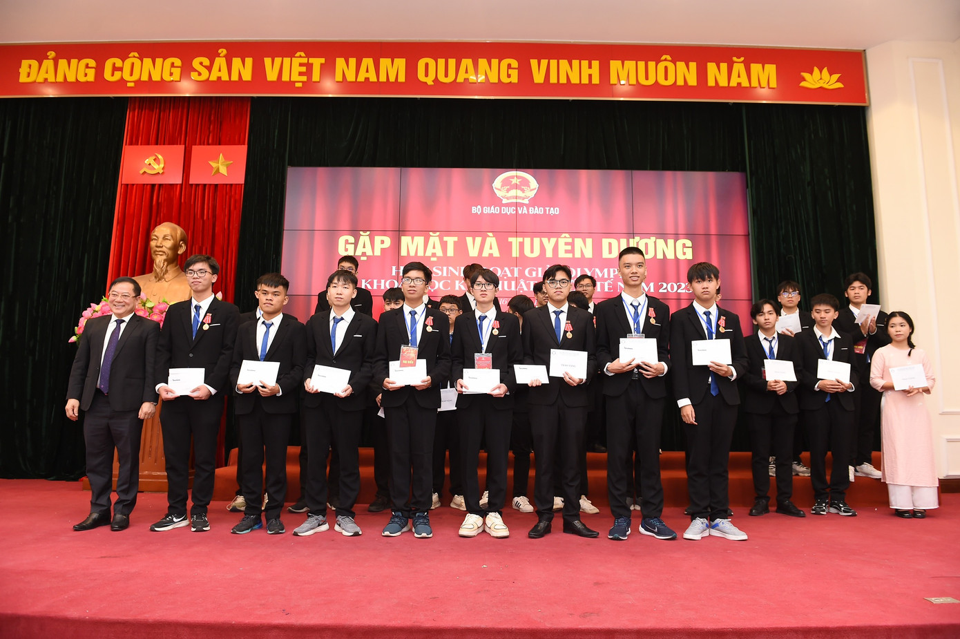 Học sinh giành Huy chương, giải thưởng được nhận nhiều phần quà của các đơn vị. (ảnh: Dương Triều) Học sinh giành Huy chương, giải thưởng được nhận nhiều phần quà của các đơn vị. (ảnh: Dương Triều)