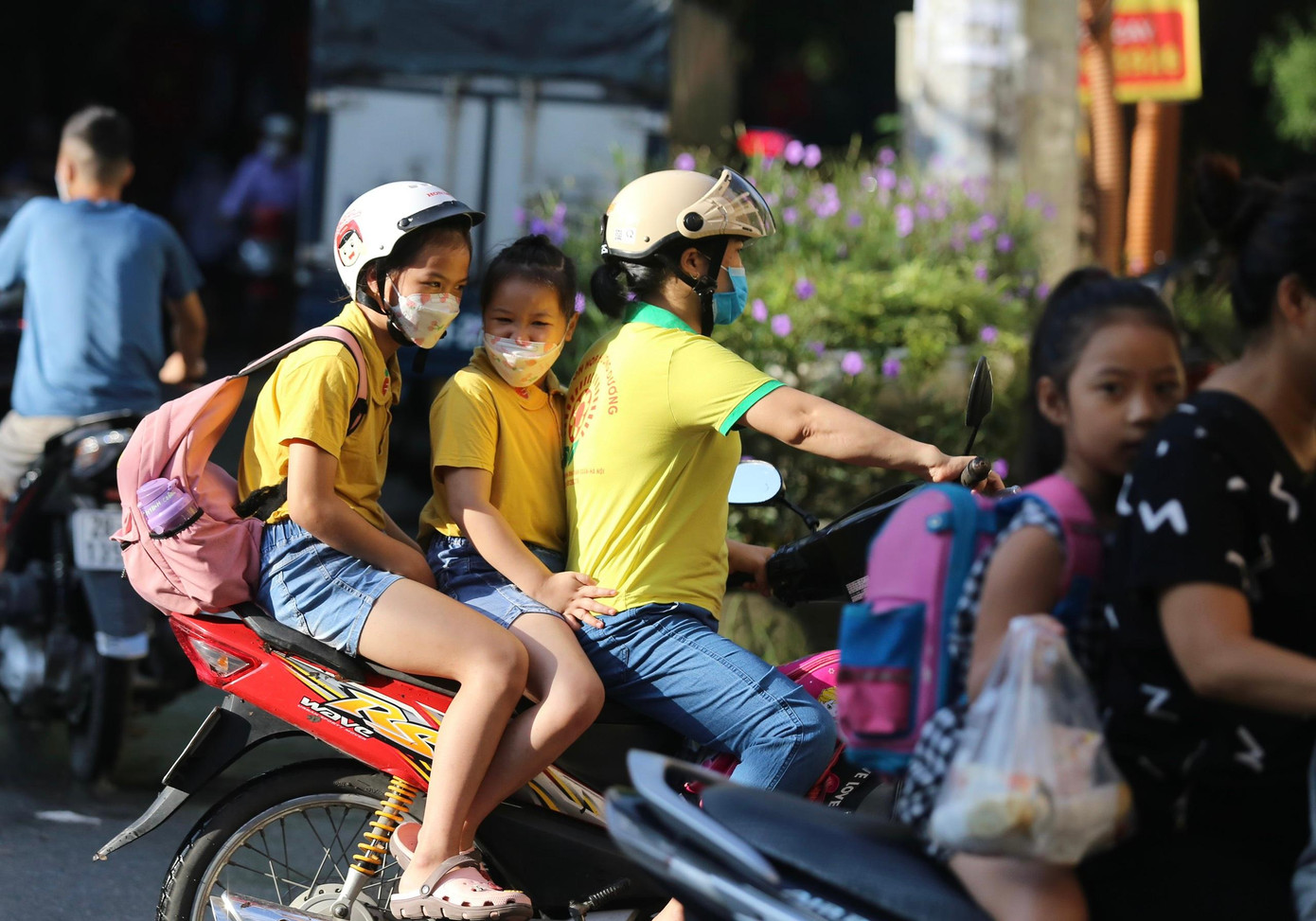 Tại Trường tiểu học Nguyễn Trãi, một phụ huynh đưa 2 con đến trường từ sớm.