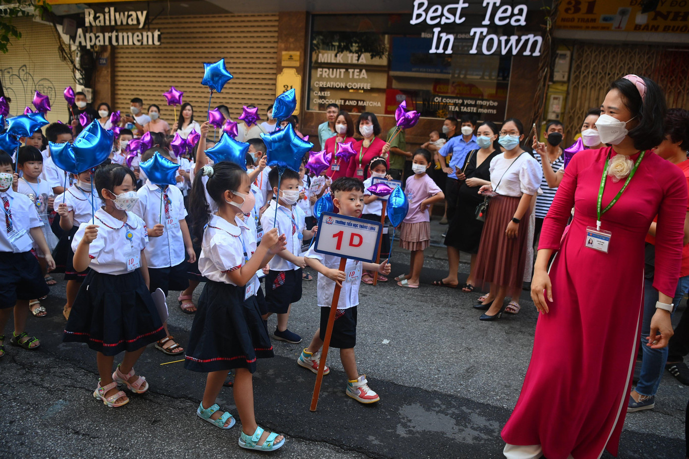 Cô giáo Trường tiểu học Thăng Long, quận Hoàn Kiếm đón học sinh lớp 1 trong ngày đầu tiên tới trường.