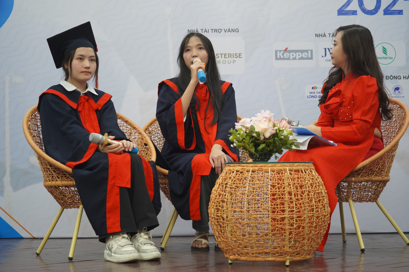 Hai nữ sinh viên đã có những chia sẻ xúc động khiến người nghe rớt nước mắt. (ảnh: Dương Triều) Hai nữ sinh viên đã có những chia sẻ xúc động khiến người nghe rớt nước mắt. (ảnh: Dương Triều)