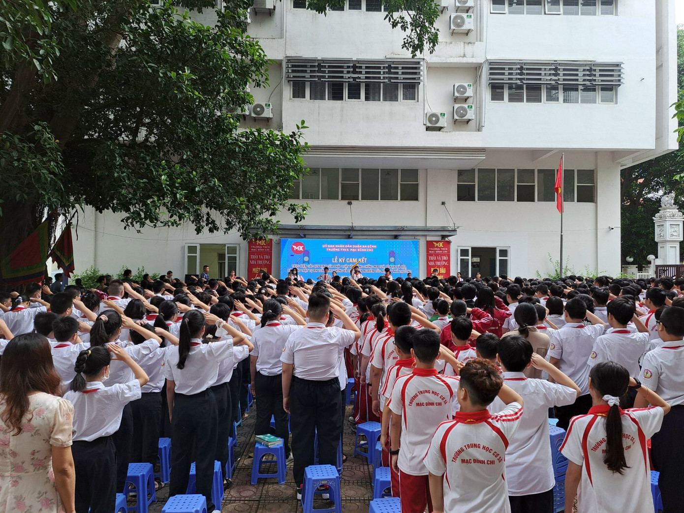 Trường học các cấp đều dành phút tưởng nhớ học sinh tử nạn trong vụ cháy.