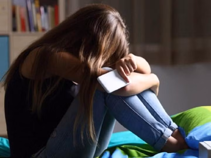Trẻ trầm cảm có biểu hiện như: hay cáu gắt, thay đổi cảm xúc thường xuyên, hay khóc, bi quan về cuộc sống…