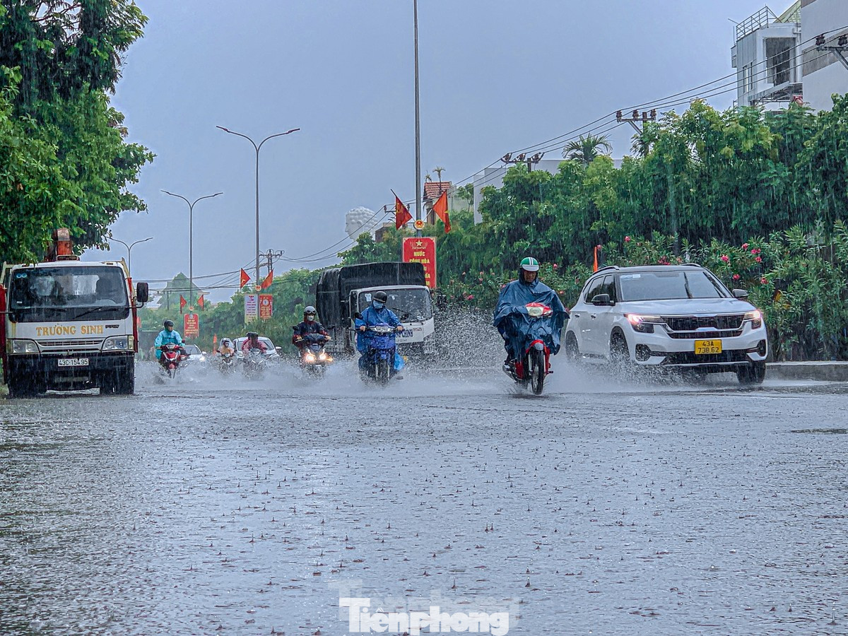 Miền Trung hôm nay tiếp tục có mưa rải rác. Miền Trung hôm nay tiếp tục có mưa rải rác.