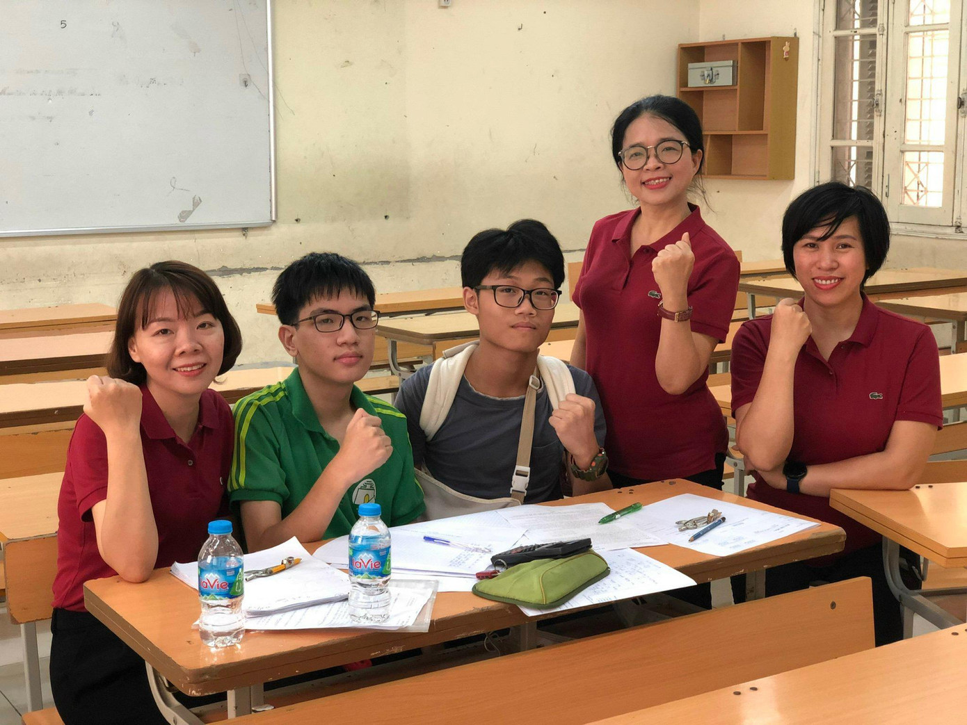 Cô Hiệu trưởng và các cô giáo động viên hai học sinh trước ngày thi.