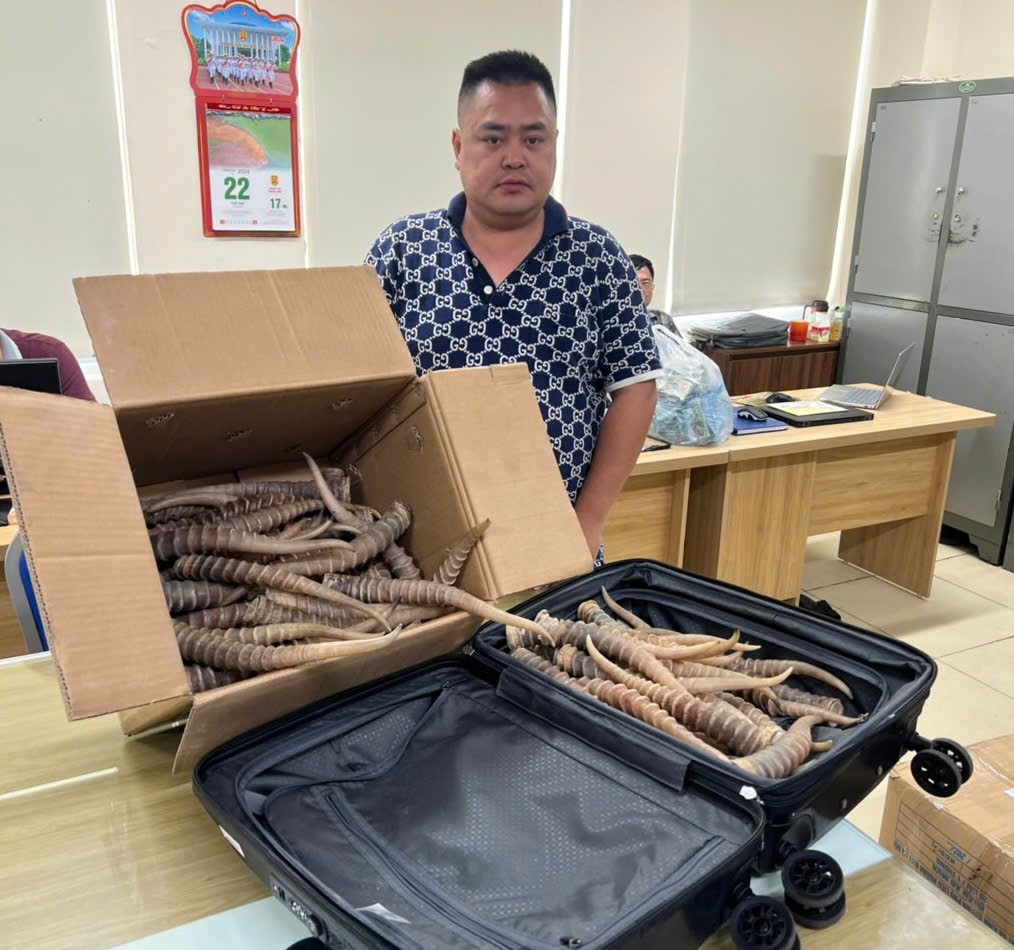 Đối tượng Dương Minh Tâm và tang vật vụ án.