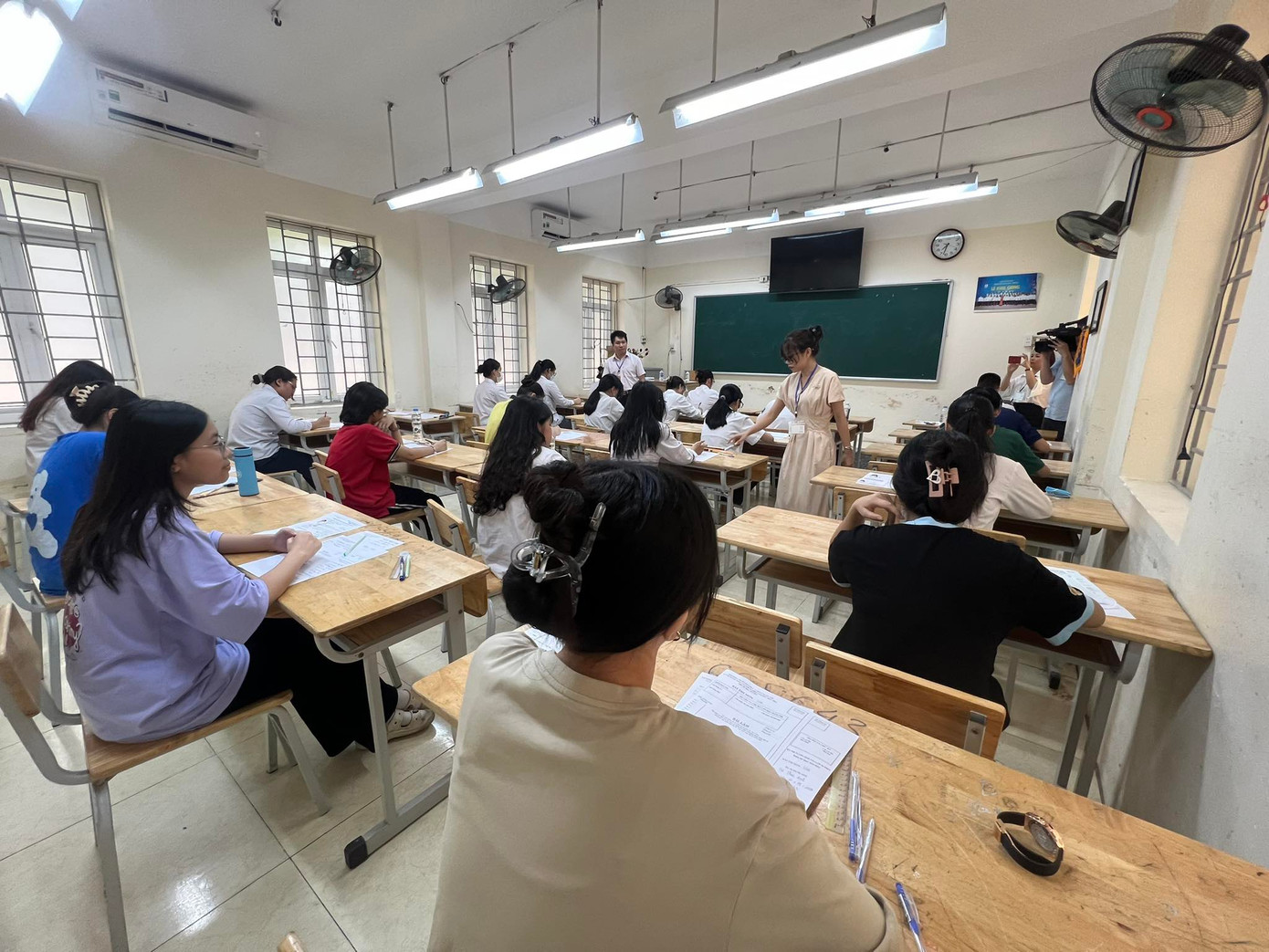 Thí sinh trước giờ làm bài thi kỳ thi tuyển sinh lớp 10 Hà Nội năm nay. Thí sinh trước giờ làm bài thi kỳ thi tuyển sinh lớp 10 Hà Nội năm nay.